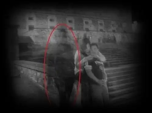 照片上竟然有一个神秘"鬼影".