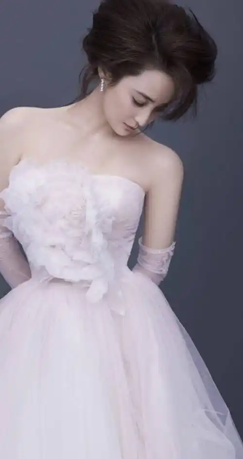 45岁蒋勤勤婚纱写真美如画,秀小蛮腰展露好身材_陈建斌_生活_外界