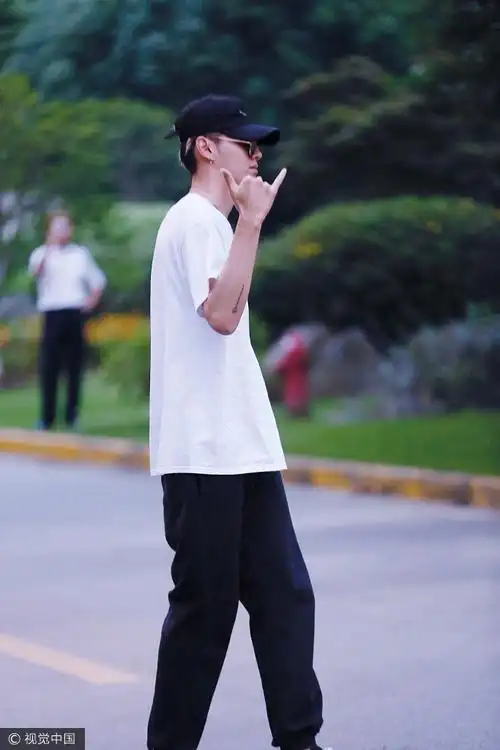 吴亦凡白t黑裤现身机场 亲身演绎freestyle