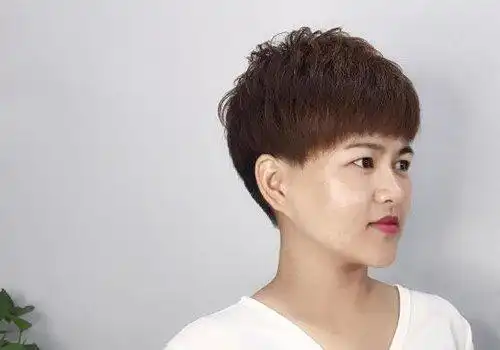 50岁女性剪露耳短发才真减龄2022年中老年女士前卫时尚超短发设计