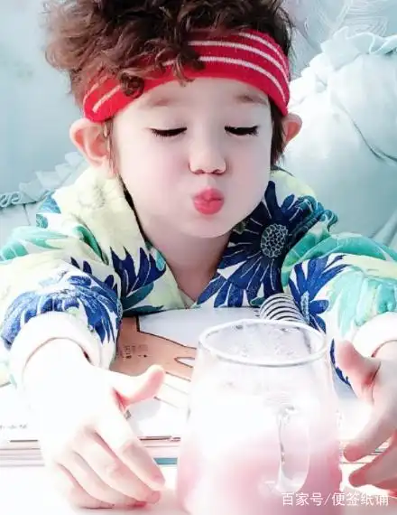 周嘉诚化身小吃货,搞怪卖萌超可爱!