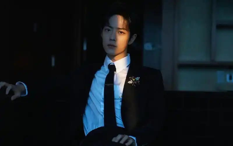 明星肖战黑色调黑西服酷帅表情桌面壁纸套图