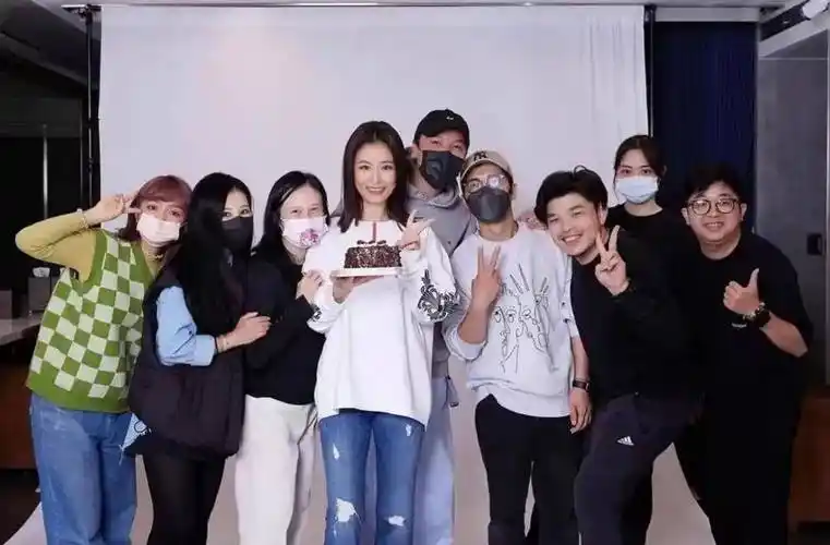 林心如霍建华真实婚姻状态曝光,亲密合照庆生,低调素颜还有惊喜_生日