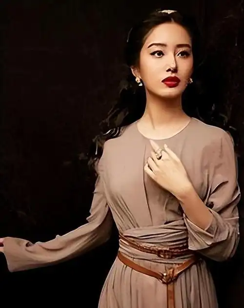 杨采钰的嘴唇虽然真的显得丰满,但她整体五官的比例异常和谐,给人一种