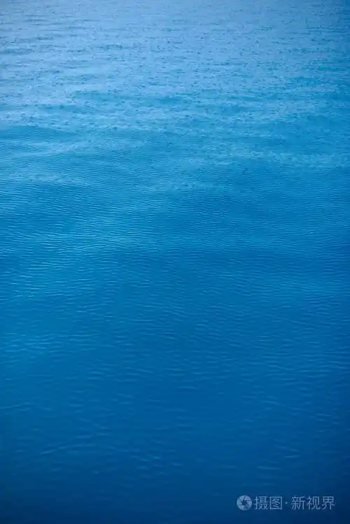 蓝色海洋的纹理. 蓝色湖泊的纹理. 水面. 伊塞克库尔湖. 纯净的海水.