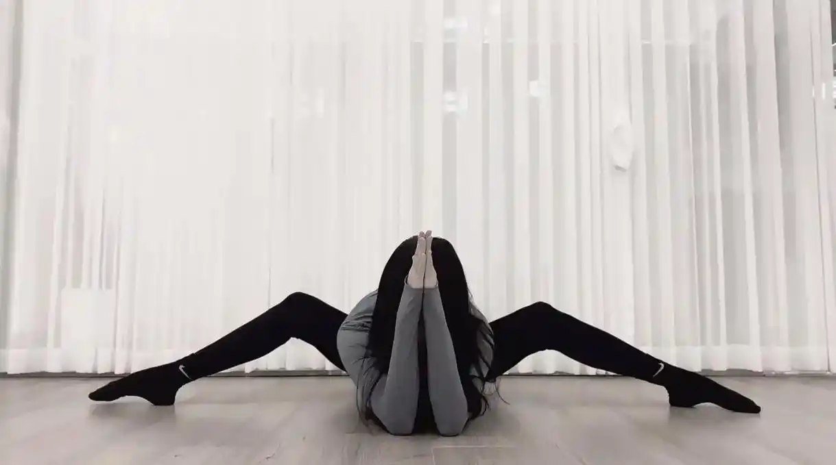 学了三个月瑜伽的小姐姐,现在蜘蛛腿一字马已经玩的很溜了,小伙 - 抖