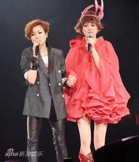 图文梁咏琪演唱会梁咏琪郑秀文手拉手