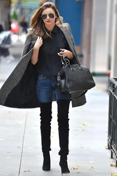 米兰达可儿看不出生了三个娃穿条纹衬衫披大衣笑容甜美灿烂