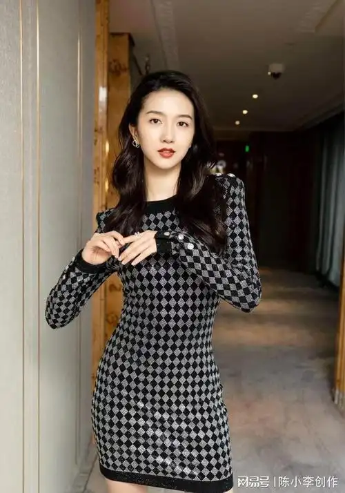 清新女神许龄月写真,清纯靓丽优雅性感,长发飘飘仙女范.