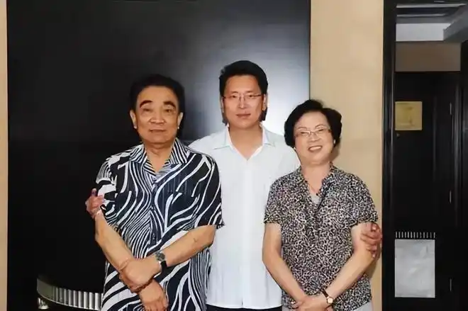 曹操鲍国安的消失是娱乐圈的悲哀和损失