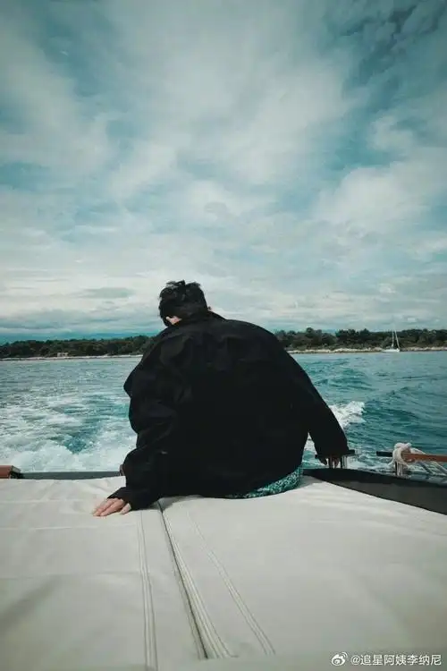 朱一龙黑白背影照