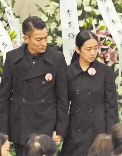 网传58岁朱丽蒨怀二胎,62岁刘德华三字回应,评论区信息量好大