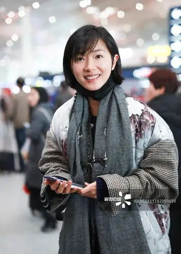 万茜对镜露甜笑气质超迷人 打呵欠捂嘴杀优雅不失可爱