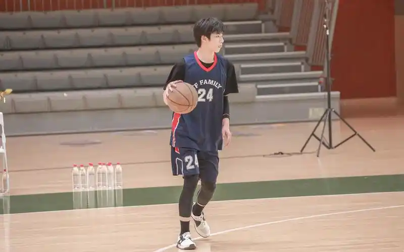 那个校草时隔一年又来打球了「tf家族夏季运动会斗牛3v3环节刘耀文