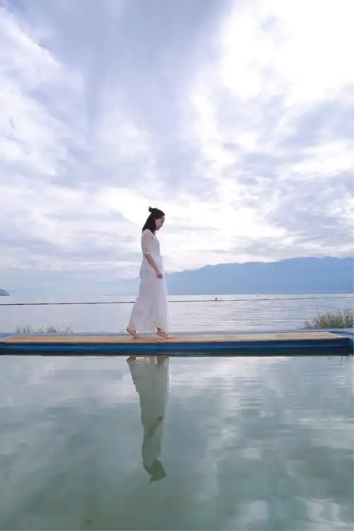 双廊海边的文艺中年