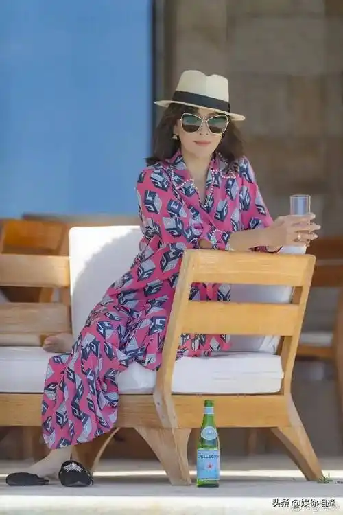 刘嘉玲同框何超琼!身高差5公分却输得彻底,豪门才是明星照妖镜