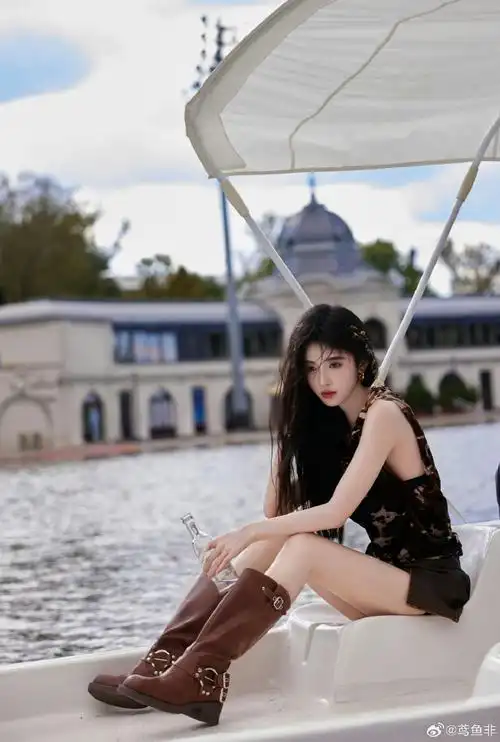 鞠婧祎美拉德风##鞠婧祎半肩毛衣