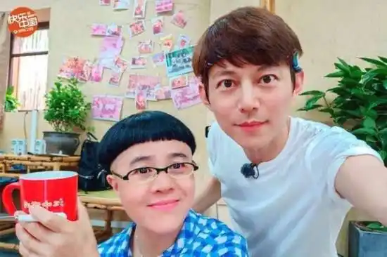 52岁金龟子与何炅隔20年同框,滤镜也遮盖不住她皱纹_中华网