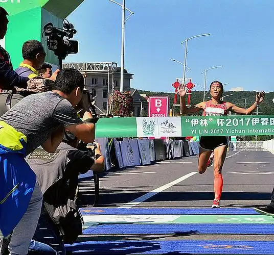 女子全程马拉松第一名.记者 胡锡韦 摄