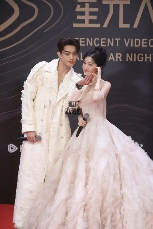 接下来是新娘新郎合体走红毯的,欢迎景甜许凯这一对新人喜结连理,两人