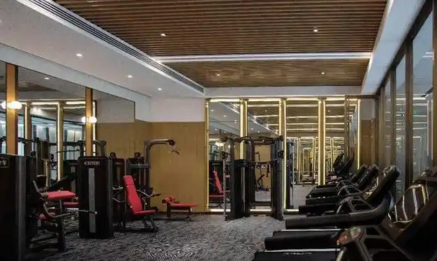 约2000㎡的空间尺度,标配了健身房,瑜伽馆,更衣室.