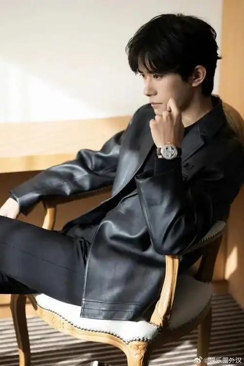 易烊千玺被夸害羞了