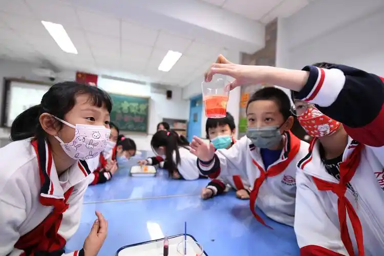 小学生与太空教师隔空做实验