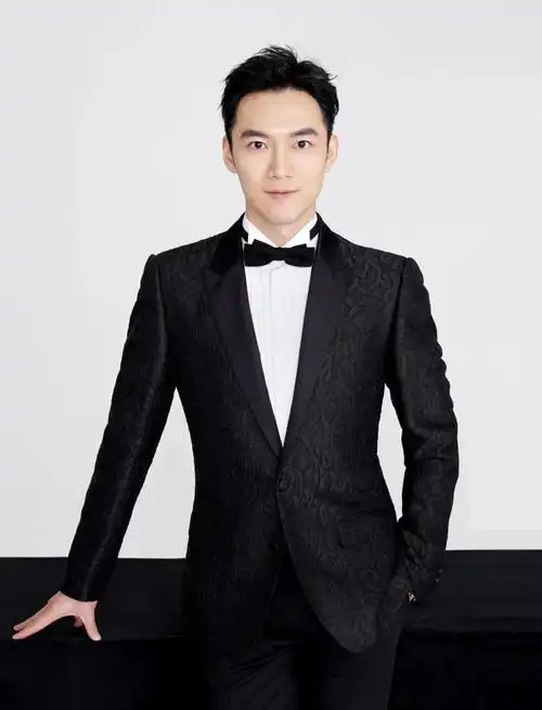 原创央视春晚主播添新面孔帅气男主持张韬搭档李思思颜值迷倒观众