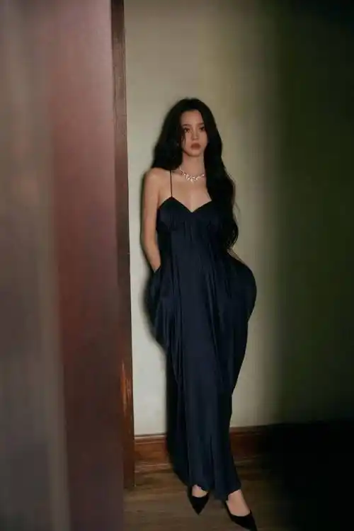 欧阳娜娜穿吊带黑裙大秀事业线!肤白貌美太性感撩人_长裙_黑色_破风