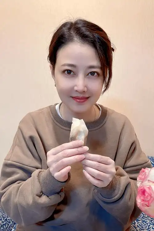 周海媚脸颊饱满,穿卫衣又显年轻,就是手皱巴巴的暴露真实年纪!