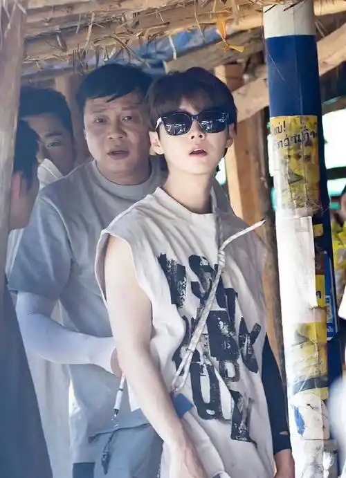 刚结婚就帮女方父母还债,机场露面心情大好_网友_父亲_公司