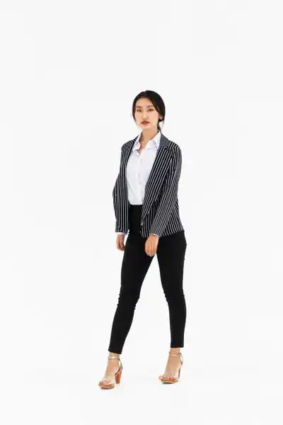 身穿正式 i>西 /i> i> i>装 /i> /i>的白色背景的亚洲女性全身肖像.