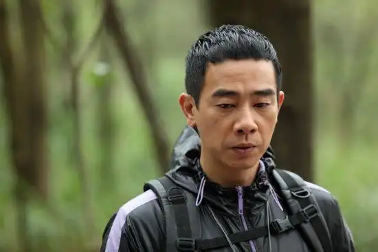 陈小春曝《孤岛》票房若过亿 杨幂跳舞他唱歌