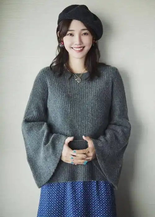 白百何跨年营业,蓝指甲大金链,明星认真起来个个都是李佳琦!