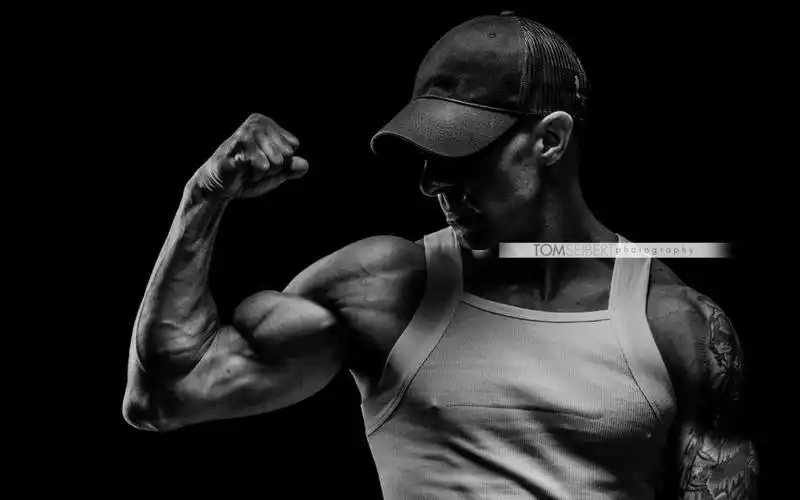 白色和黑色肌肉男人壁纸