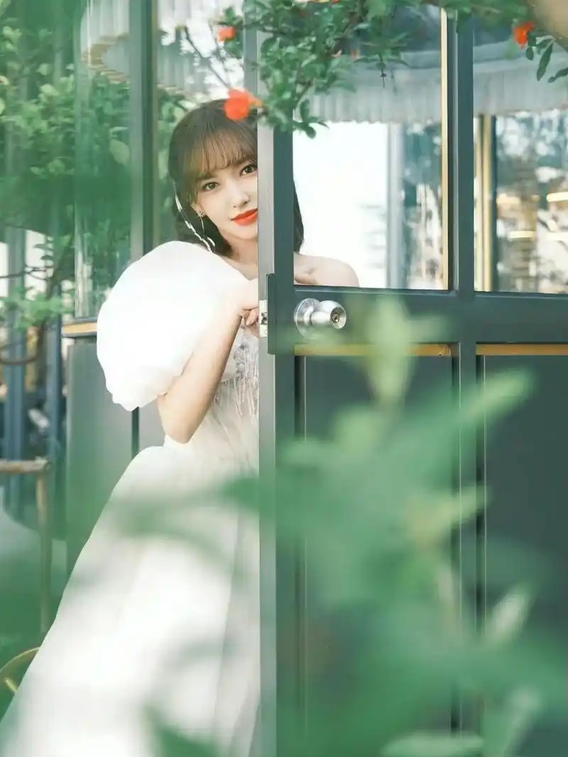 程潇穿白色礼服裙拍新造型,颜值与气质齐飞