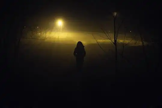 路灯下男生失落背影