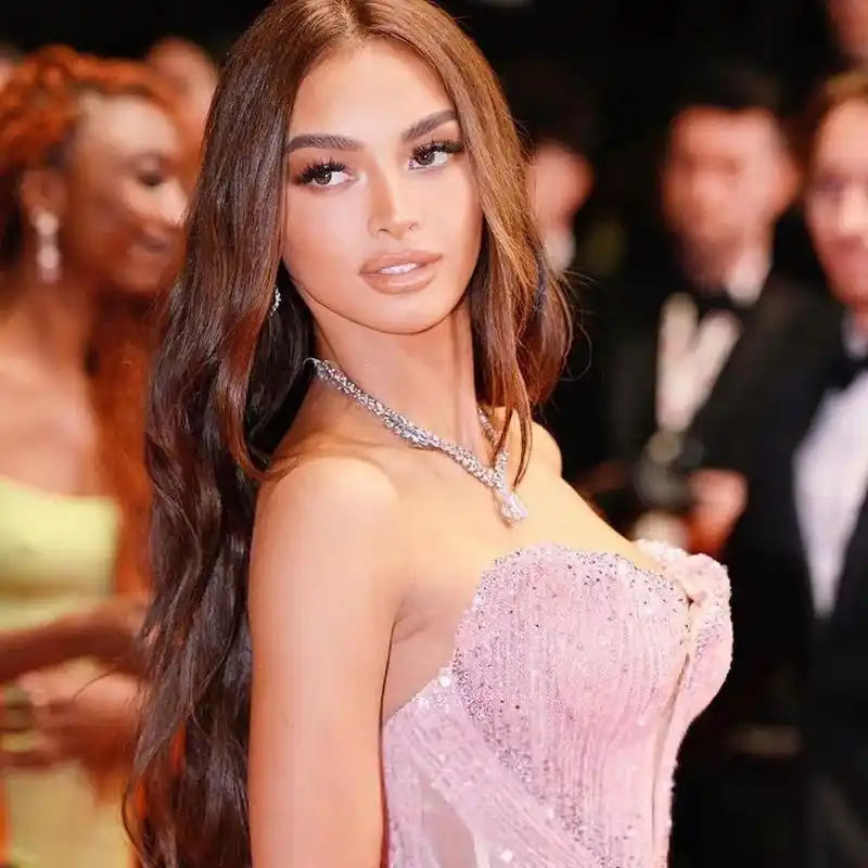 在戛纳电影节上,菲律宾女演员兼前环球小姐佳丽·维若萨(kylie verzo