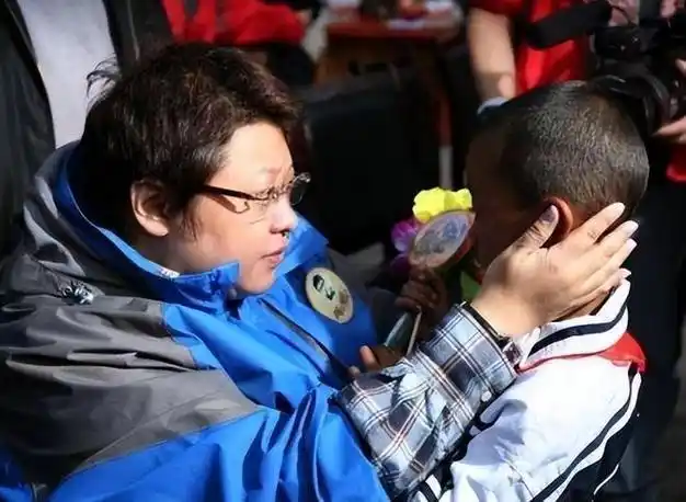 25年前贵州缆车失事2岁孩子失去父母后被韩红收养如今怎样了