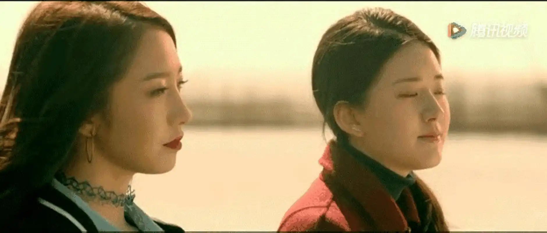 赵露思,孟美岐《蓝色生死恋》同框动图!