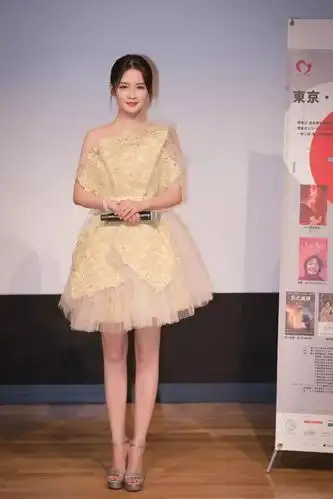 原创李沁原来这么辣的吗穿高开叉礼服还要大露背前凸后翘曲线太绝