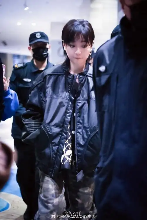 歌手@周笔畅身着迷彩牛仔裤录制综艺《魔方新世界》,率性酷飒.