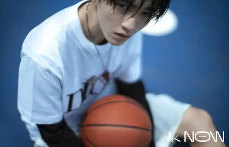 王俊凯登创刊封逗趣大片发布 嘟嘴喷水湿发撩人