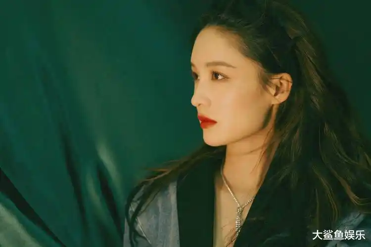 李沁身穿v领牛仔蝴蝶结连衣裙搭配黑色长筒靴,甜美中带着一丝飒气