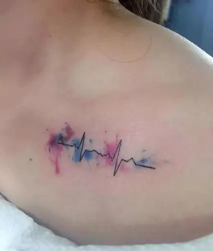 心电图纹身代表着跳动的心脏和生命力,人生在世会遇到各种压力和困难