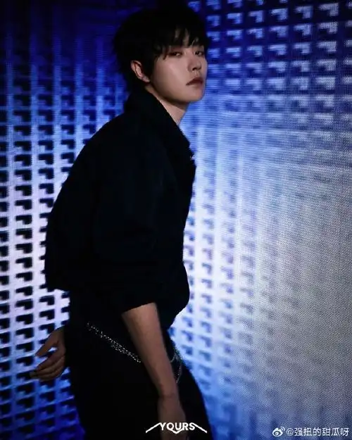 我爱的少年,他眼眸干净,笑的明亮,他单纯美好,赤诚善良@肖宇梁rainco