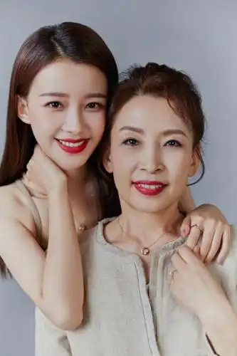 董子健丈母娘气场真强穿贵妇装拍大片孙怡露肩都没妈妈抢镜