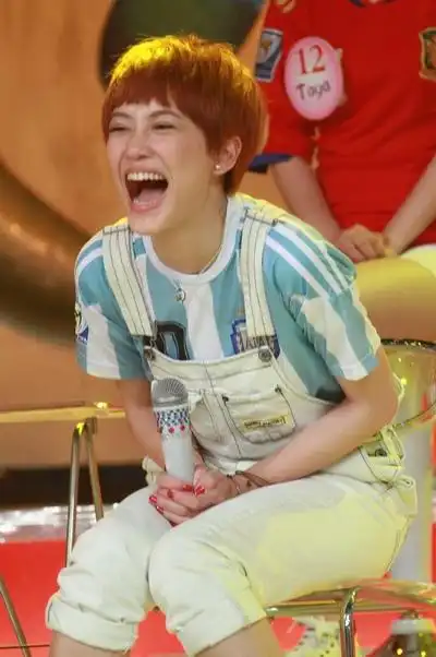 图文华人大综艺应采儿为球狂开怀大笑