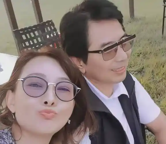 原创牛莉24岁嫁给圈外人刘亚东婚后生三子结婚25年恩爱如初