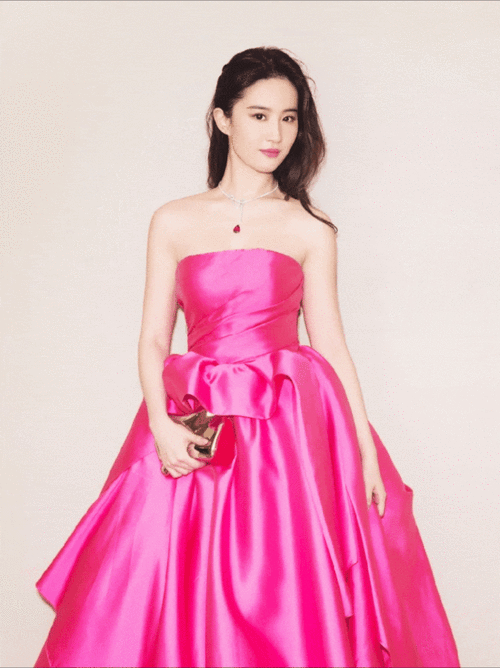 这也是杨幂,刘亦菲,迪丽热巴等女星多次选择芭比粉的原因.